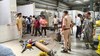 घटनास्थल पर जांच करती पुलिस