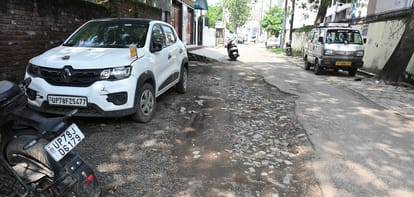 Kanpur Honorable people are unable to fill the potholes on the roads around their homes the public is upset