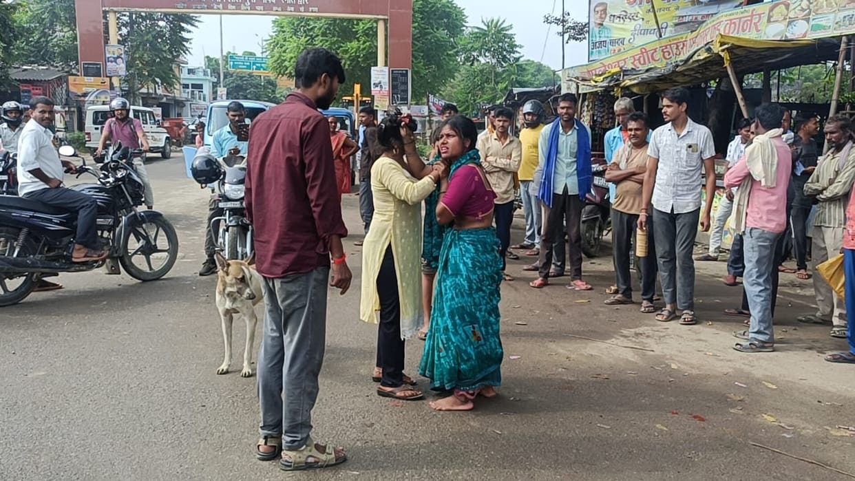 Kanpur Husband and wife and he got into a fierce fight in public passersby made a video