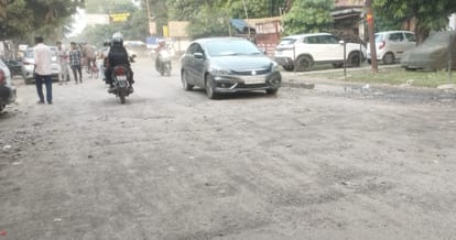 Kanpur Honorable people are unable to fill the potholes on the roads around their homes the public is upset