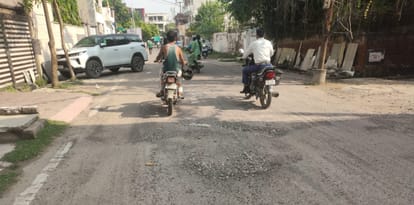 Kanpur Honorable people are unable to fill the potholes on the roads around their homes the public is upset
