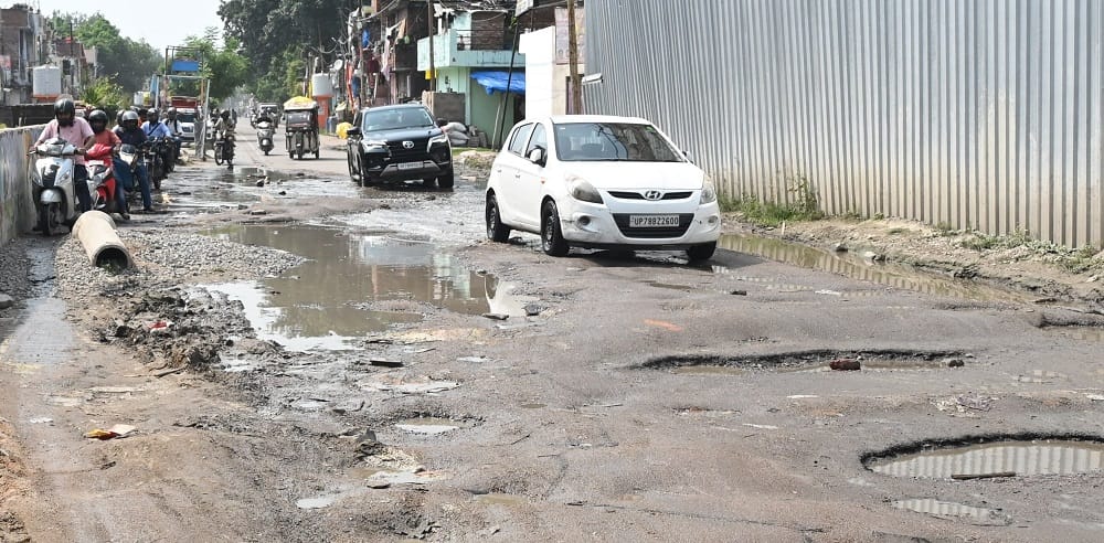 Kanpur Honorable people are unable to fill the potholes on the roads around their homes the public is upset