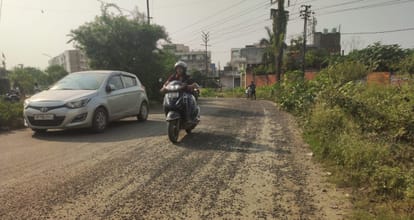 Kanpur Honorable people are unable to fill the potholes on the roads around their homes the public is upset