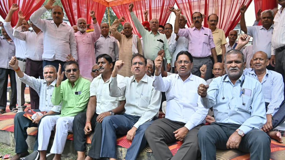 Kanpur: Even after court's decision, retired employees are not getting the benefit of increment