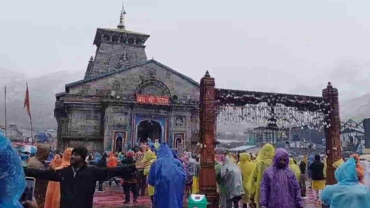 Snowfall in Kedarnath Badrinath  Hemkund Sahib and Gangotri Dham weather changed cold intensified Watch Photos