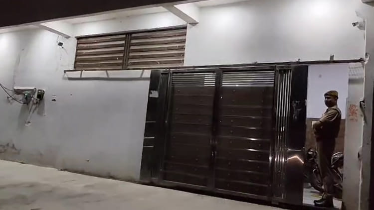 Kanpur: अंडरगार्मेंट फैक्टरी की लिफ्ट के दरवाजे में गर्दन फंसने से मजदूर की मौत