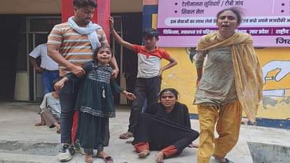 मुरसान सीएचसी पर विलाप करते मृतक तौफीक के परिजन