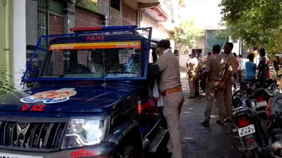 Meerut: Father-in-law attacks daughter-in-law with axe in Shastri Nagar, surrenders at police station