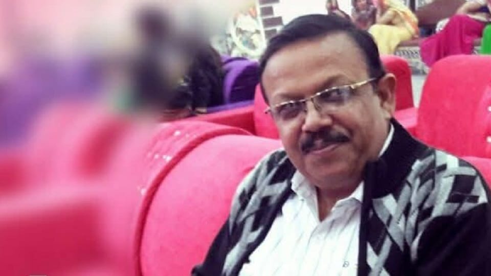 Scooty collides with electric pole, property dealer dies