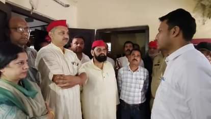 सपा कार्यालय में पहुंचे प्रशासक