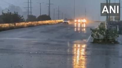 नोएडा सेक्टर-115 में बारिश