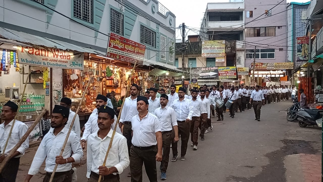 ओमकारेश्वर में संघ शताब्दी समारोह को लेकर निकला पथ संचलन।