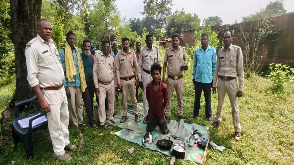Forest department arrested a man who was celebrating a picnic by hunting a protected bird in Korba