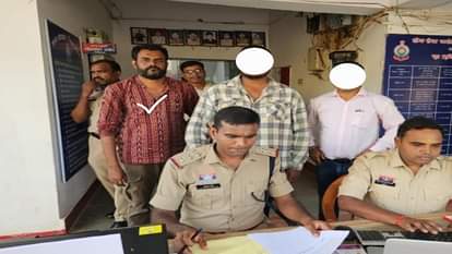 पुलिस की गिरफ्त में आरोपी