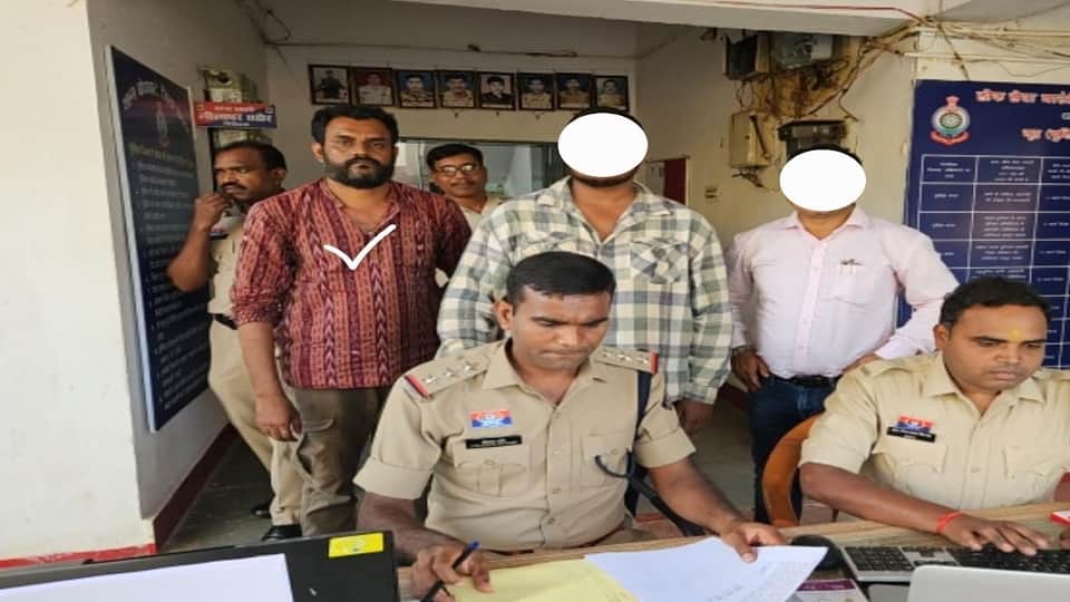 पुलिस की गिरफ्त में आरोपी