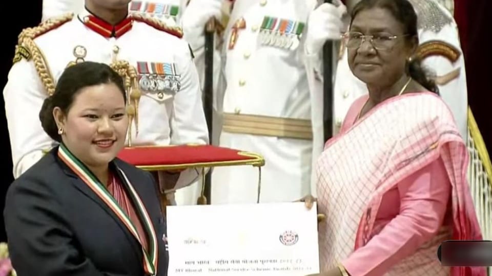 President honored to Uttarakhand Preetika Rawat of Chamoli by Mera Bharat National Service Scheme Award