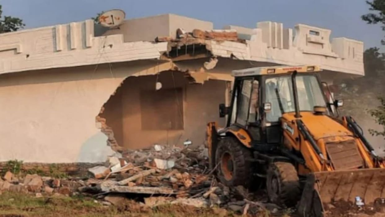 Jhalawar News: Bulldozer clears illegal encroachment from Shrinathji Temple land, property worth crores freed