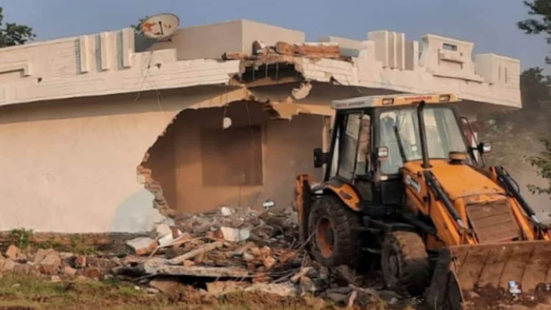 अवैध कब्जे पर चला बुलडोजर