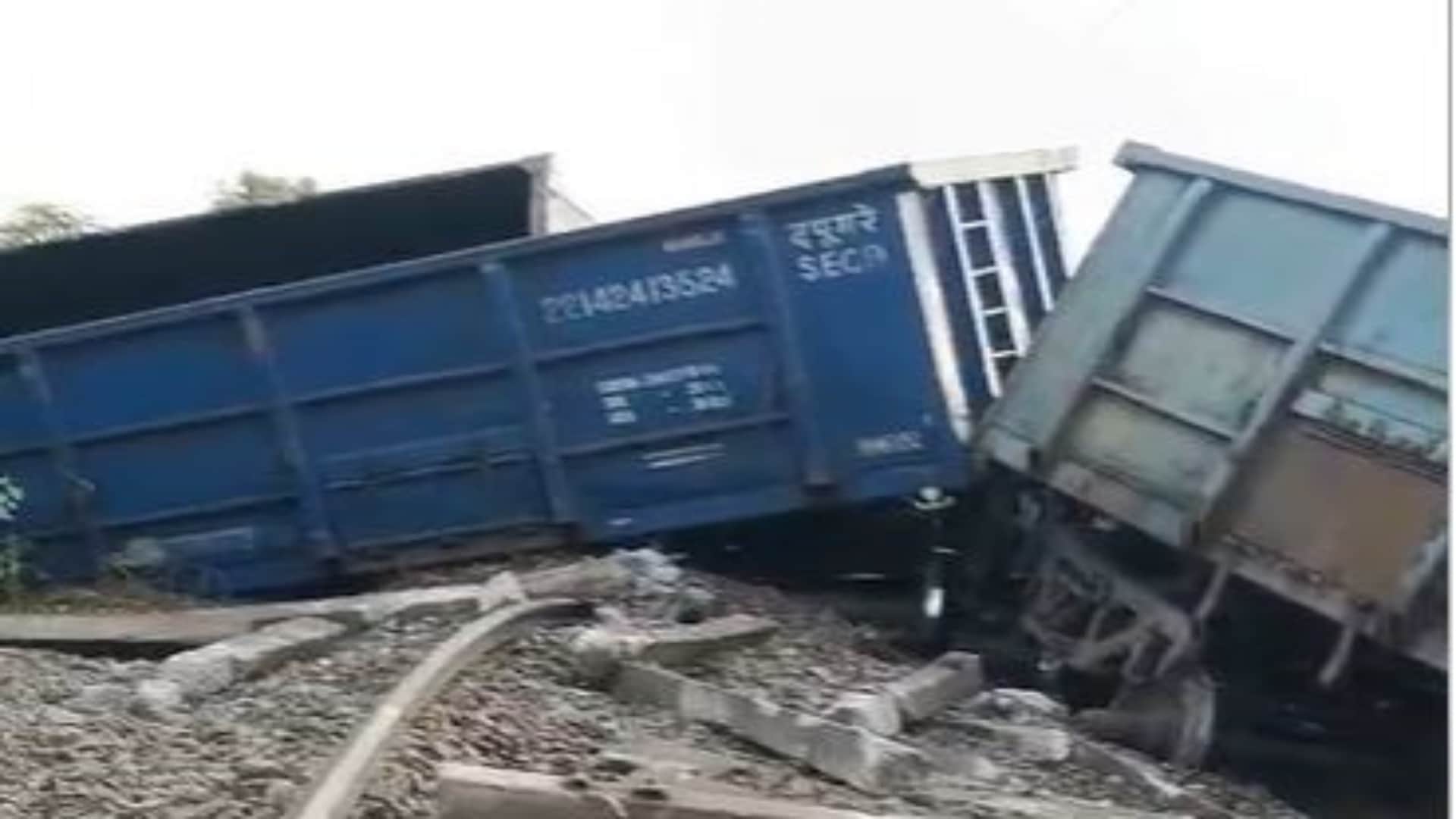 मालगाड़ी के डिब्बे पटरी से उतरे