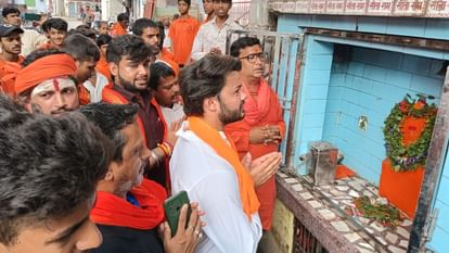Rashtriya Hindu Parishad workers stopped by administration from reciting Hanuman Chalisa in temple in Varanasi
