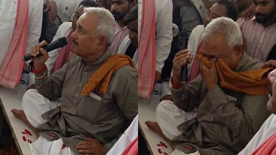 Former SP MLA Rameshwar Singh wept in front of supporters after coming out of jail, video goes viral
