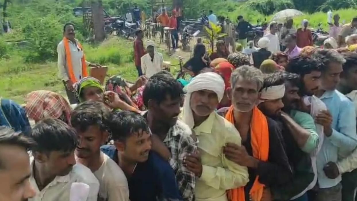 Jhansi: Fertilizer distribution took place amid chaos, angry farmers blocked the road and raised slogans.