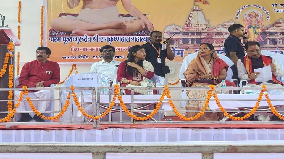 श्रद्धांजलि देने सपरिवार पहुंचे सीएम साय