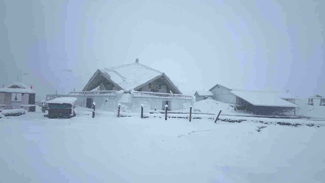 Snowfall in Hemkund Sahib doors to be closed tomorrow Watch Photos