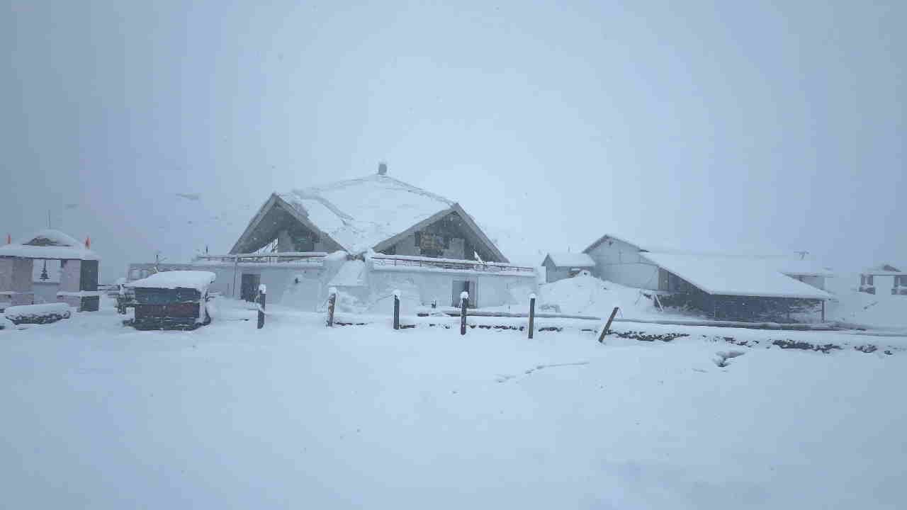 Snowfall in Hemkund Sahib doors to be closed tomorrow Watch Photos