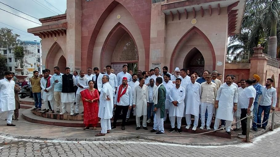 रामपुर में अखिलेश और आजम की पहली मुलाकात, एक-दूसरे के हाथ पकड़कर चले साथ