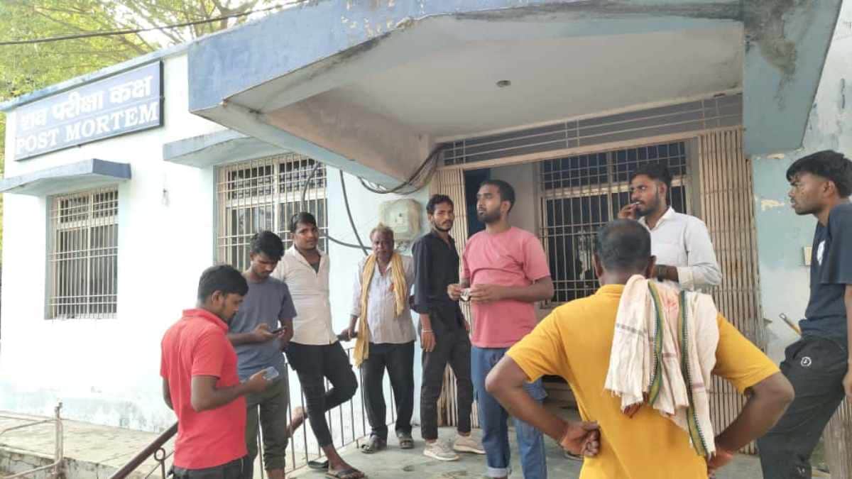 अस्पताल के बाहर मौजूद लोग