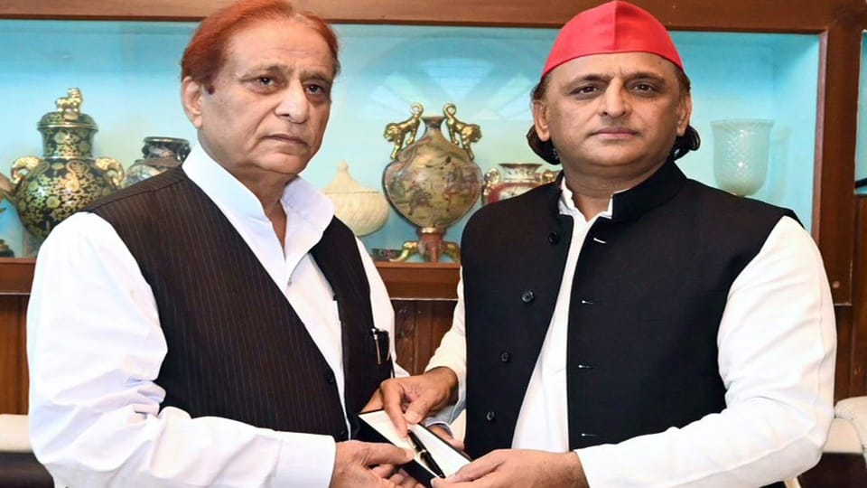 UP: Akhilesh Yadav met Azam Khan, said – BJP is setting world record for the most cases against the family
