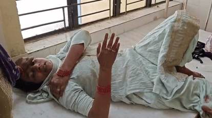 हमले में घायल हुई महिला।