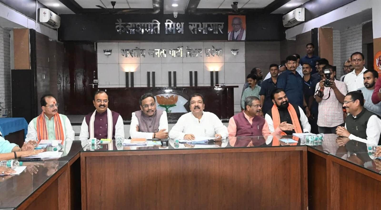 भाजपा कार्यालय में चुनाव समिति की बैठक के दौरान कई पुराने चेहरों को फिर से टिकट देने की बात कही गई।