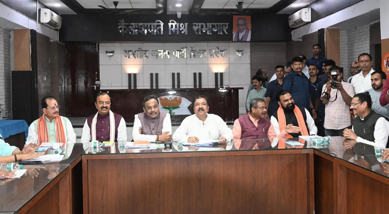 भाजपा कार्यालय में चुनाव समिति की बैठक के दौरान कई पुराने चेहरों को फिर से टिकट देने की बात कही गई।