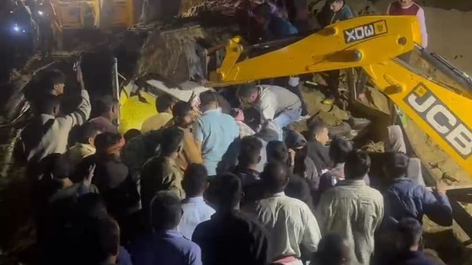 Accident in Bilaspur of Himachal during heavy rains Rocks fell on bus from a mountain many dead one missing