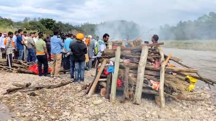 बिलासपुर बस हादसा: एक साथ जलीं परिवार के चार सदस्यों की चिताएं, बच्चे ने दी मुखाग्नि, रो पड़ा पूरा गांव