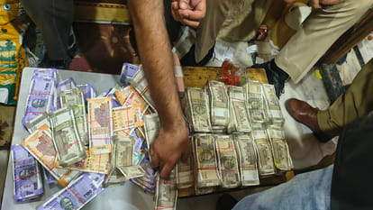Bihar News Raids on the premises of the Excise Superintendent in Patna and Aurangabad disproportionate assets