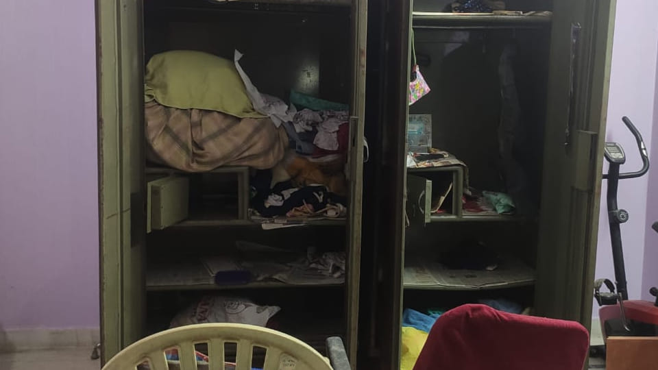Man Visits Delhi for Wife’s Treatment, Returns to Find Home Robbed