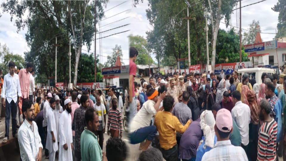 Bijnor: Villagers reach police station with injured victims in fight case, protest for action in Badhapur