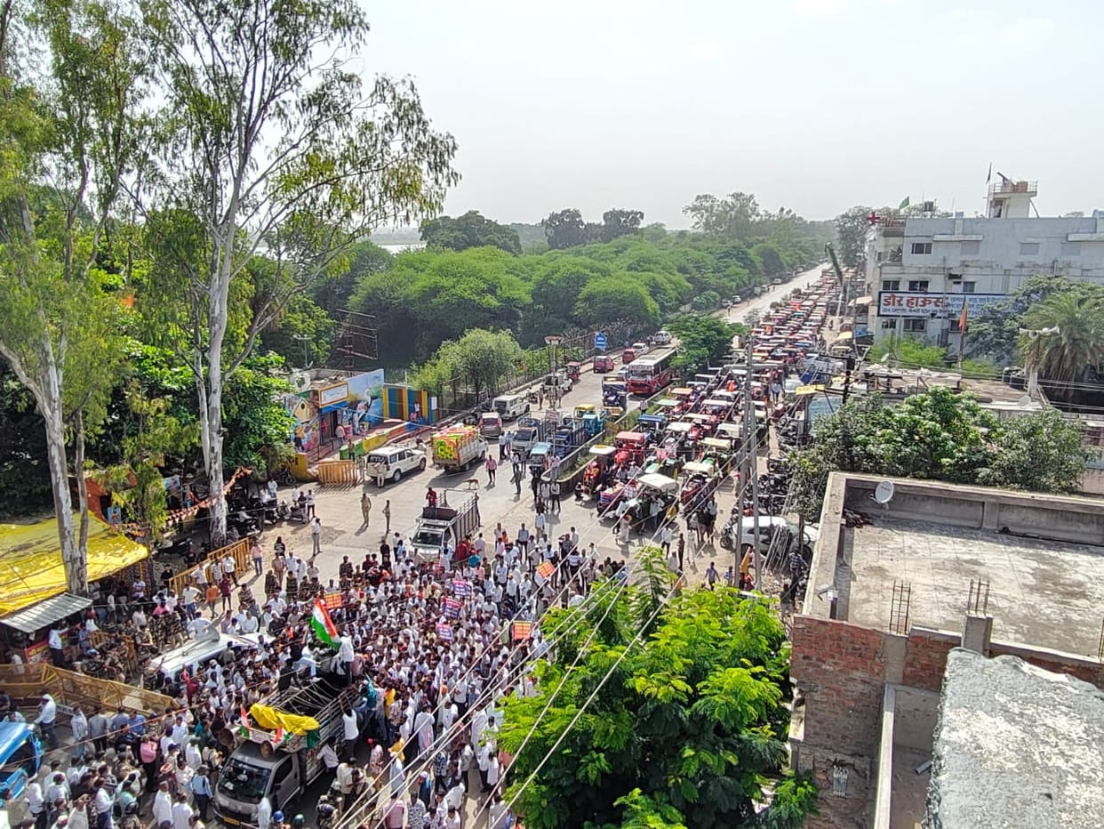 Indore: Hundreds of farmers bring tractors to Indore to protest against the Green Field Corridor.