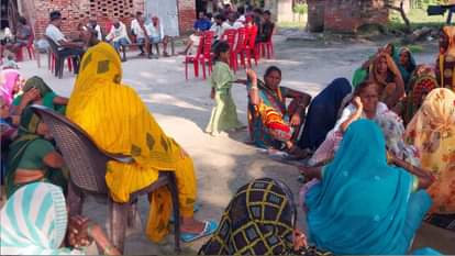 घर के बाहर मौजूद महिलाएं