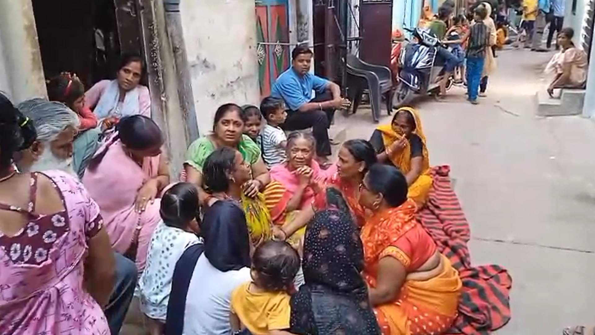 घटना के बाद रोते बिलखते परिजन।