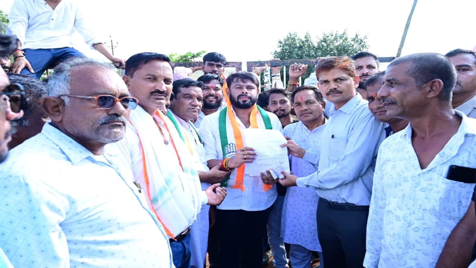 महंगे बिजली के विरोध में कांग्रेसियों ने घेरा बिजली कार्यालय, सौंपा ज्ञापन