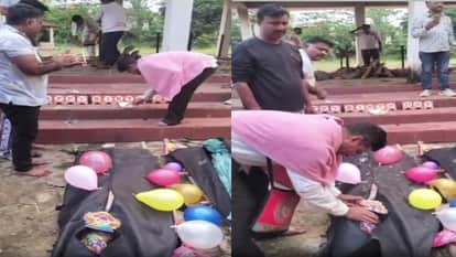 The father cut a cake on the funeral pyre of his daughter who died in a road accident in Kabirdham