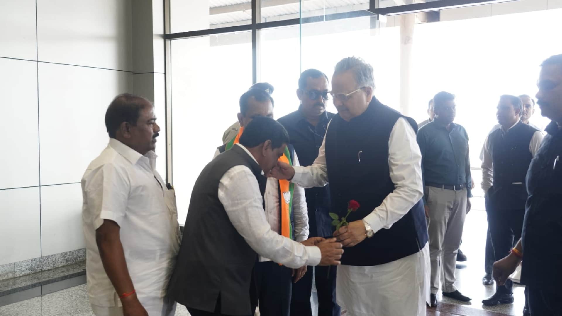 विधान सभा अध्यक्ष डॉ. रमन सिंह का जगदलपुर एयरपोर्ट पर आत्मीय स्वागत