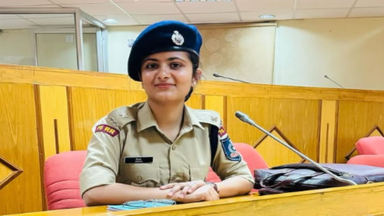 IAS Divya Tanwar: Cracked UPSC Without Coaching and Became an Inspiration for Millions