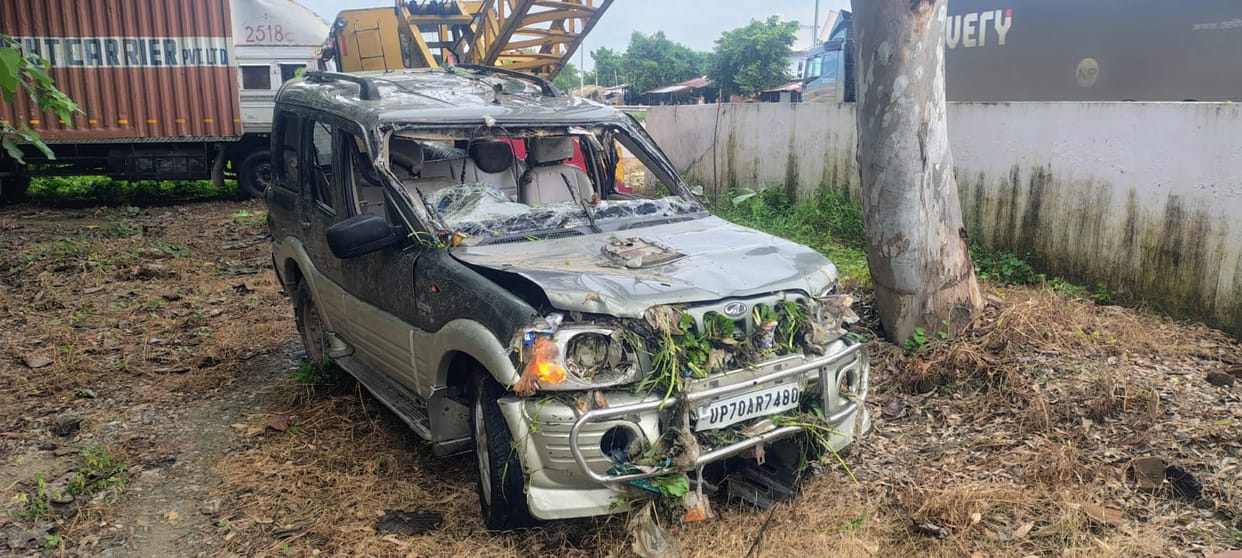 Fatehpur road accident Scorpio falls into ditch due to tyre burst four people dead five rescued by police