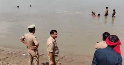 घटनास्थल पर जांच करती पुलिस