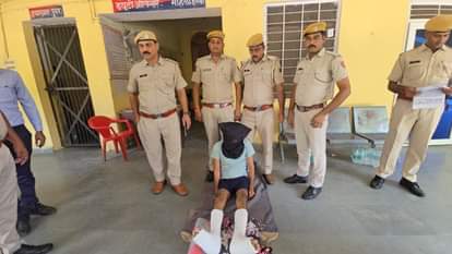 पुलिस की गिरफ्त में आरोपी